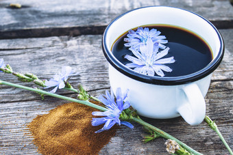 白色杯与菊苣喝和花附近菊苣粉茶从菊苣健康的吃概念咖啡替代白色杯与菊苣喝和花附近菊苣粉茶从菊苣健康的吃概念