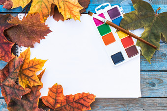 色彩斑斓的秋天叶子和油漆为绘画附近白色<strong>纸</strong>与的地方为文本背景与秋天叶子复制空间为登记学校概念色彩斑斓的秋天叶子和油漆为绘画附近白色<strong>纸</strong>与的地方为文本背景与秋天叶子复制空间为登记