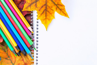 色彩斑斓的秋天叶子和五彩缤纷的铅笔附近<strong>白色</strong>纸与的地方为文本背景与秋天叶子复制<strong>空间</strong>为登记学校概念色彩斑斓的秋天叶子和五彩缤纷的铅笔附近<strong>白色</strong>纸与的地方为文本背景与秋天叶子复制<strong>空间</strong>为登记