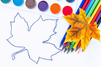 色彩斑斓的秋天叶子多色的铅笔和油漆为绘画附近白色纸与的地方为文本背景与秋天叶子复制空间为登记学校概念色彩斑斓的秋天叶子多色的铅笔和油漆为绘画附近白色纸与的地方为文本背景与秋天叶子复制空间为登记