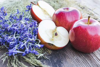 新鲜的成熟的红色的苹果谎言木表格维生素和健康的饮食素食者概念特写镜头新鲜的成熟的红色的苹果谎言木表格维生素和健康的饮食素食者概念