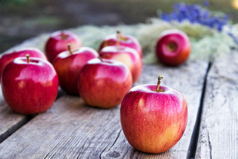 很多苹果木表格维生素和<strong>健康</strong>的饮食<strong>素食</strong>者概念特写镜头很多苹果木表格维生素和<strong>健康</strong>的饮食<strong>素食</strong>者概念