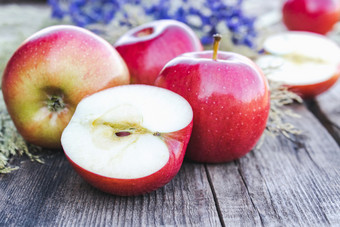 成熟的红色的苹果木表格维生素和健康的饮食素食者概念特写镜头成熟的红色的苹果木表格维生素和健康的饮食素食者概念