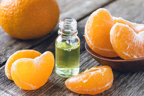 成熟的去皮片橘子没有皮和瓶至关重要的石油与橘子的表格柑橘类水果橘子橙子替代医学成熟的去皮片橘子没有皮和瓶至关重要的石油与橘子的表格