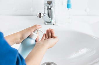 孩子洗他的手附近白色水槽的概念手卫生和消毒医疗保健和手洗孩子洗他的手附近白色水槽的概念手卫生和消毒