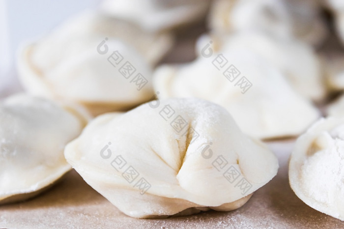 生饺子与剁碎肉的表格的过程使自制的饺子俄罗斯国家食物生饺子与剁碎肉的表格的过程使自制的饺子