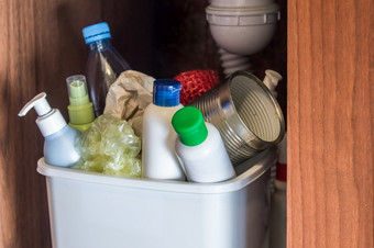 塑料垃圾可以的厨房内阁瓶塑料和金属罐的垃圾本的厨房垃圾浪费塑料垃圾可以的厨房内阁瓶塑料和金属罐的垃圾本的厨房