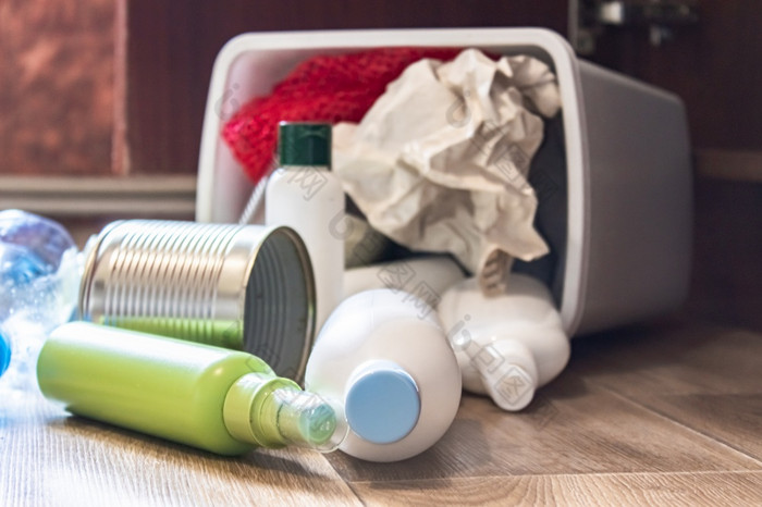 塑料垃圾可以与垃圾谎言的地板上附近的厨房内阁瓶塑料和金属罐分散的厨房垃圾浪费塑料垃圾可以与垃圾谎言的地板上附近的厨房内阁瓶塑料和金属罐分散的厨房