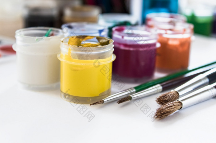 的表格是多色的水粉画Jar和刷为绘画集为画创造力和爱好特写镜头的表格是多色的水粉画Jar和刷为绘画集为画创造力和爱好