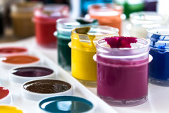水彩油漆和水粉画Jar的表格集为画创造力和爱好特写镜头水彩油漆和水粉画Jar的表格集为画创造力和爱好