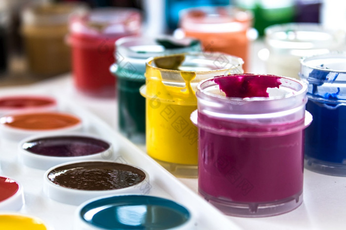 水彩油漆和水粉画Jar的表格集为画创造力和爱好特写镜头水彩油漆和水粉画Jar的表格集为画创造力和爱好