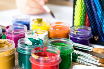 罐子与多色的水粉画集为画创造力和爱好特写镜头罐子与多色的水粉画集为画创造力和爱好