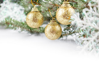圣诞节卡与绿色圣诞节树分支和黄色的闪亮的玩具白色背景作文圣诞节假期圣诞节卡与绿色圣诞节树分支和黄色的闪亮的玩具白色背景