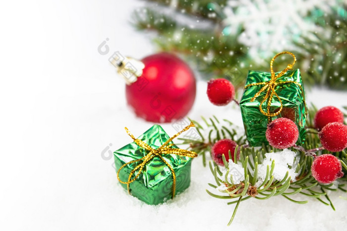 圣诞节卡与绿色分支圣诞节树与礼物和红色的轮玩具白色背景作文圣诞节假期圣诞节卡与绿色分支圣诞节树与礼物和红色的轮玩具白色背景
