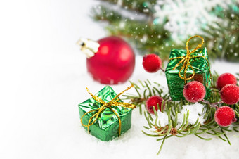 <strong>圣诞节</strong>卡与绿色分支<strong>圣诞节</strong>树与礼物和红色的轮玩具白色背景作文<strong>圣诞节</strong>假期<strong>圣诞节</strong>卡与绿色分支<strong>圣诞节</strong>树与礼物和红色的轮玩具白色背景