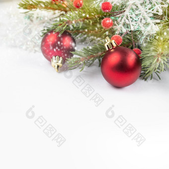 圣诞节卡与绿色分支圣诞节树和红色的轮玩具白色背景作文圣诞节假期圣诞节卡与绿色分支圣诞节树和红色的轮玩具白色背景