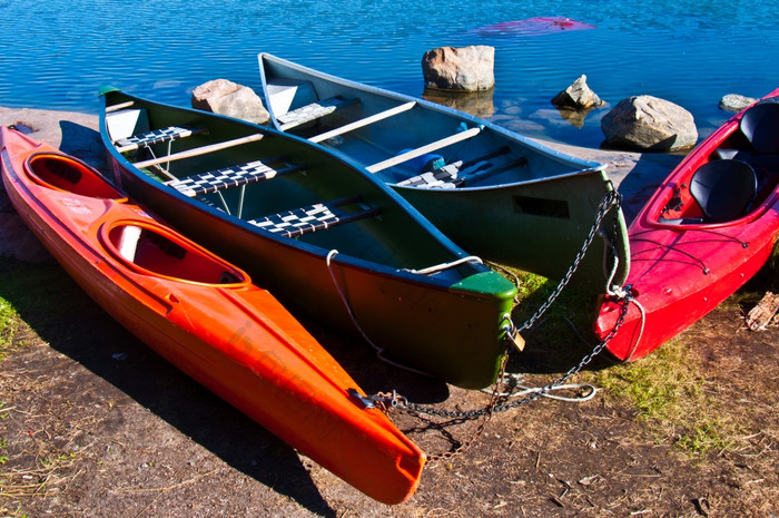 色彩斑斓的独木舟独木舟说谎的海岸的太阳