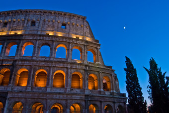 竞技场部分的著名的圆形露天剧场罗马晚上