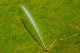 浇水的绿色草坪上夏天得到浇水喷水灭火系统