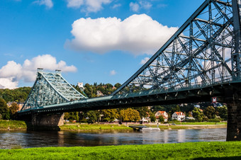 蓝色奇迹桥穿越的易北河被称为蓝色奇迹德累斯顿