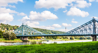 蓝色奇迹桥穿越的易北河被称为蓝色奇迹德累斯顿