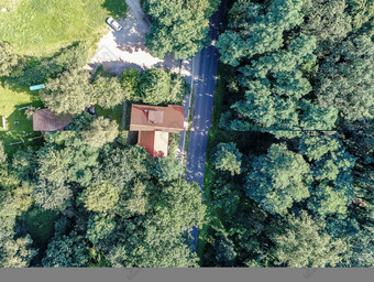 空中照片与的无人机重新累积情节与单房子和花园