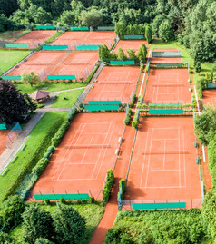 空中视图网球法院为玩网球