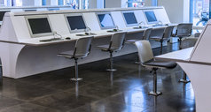 自由可访问的电脑工作站为学生的主要建筑大学德国