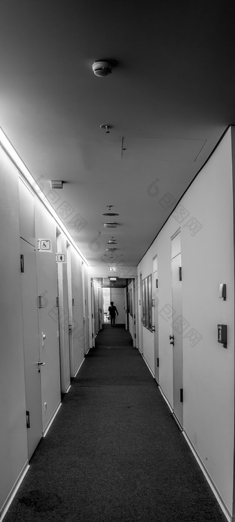 长走廊政府建筑中央的角度来看黑色的和白色