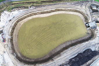 空中视图的雨水保留盆地下建设新发展区域沉降法律调查采取与无人机