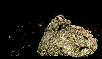 立方黄铁矿水晶石头猫黄金前面黑色的背景与模糊片段距离宏