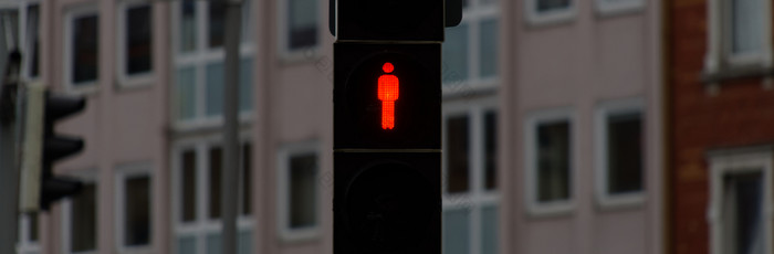 停滞不前红色的交通光为行人停止标志和停止走背景模糊衰落深度场摘要