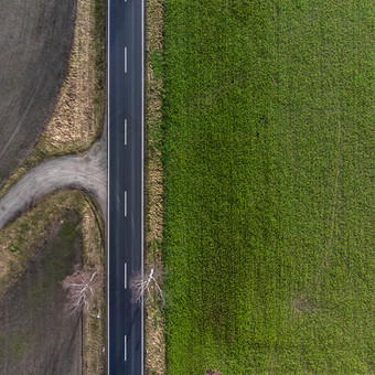 空中视图柏油国家路德国与农田的左和绿色草地的正确的一边摘要印象由于垂直角视图使与无人机