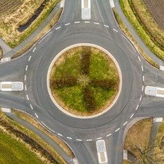 空中视图小环形交叉路口的十字路口两个柏油灰色的国家道路的北德国摘要