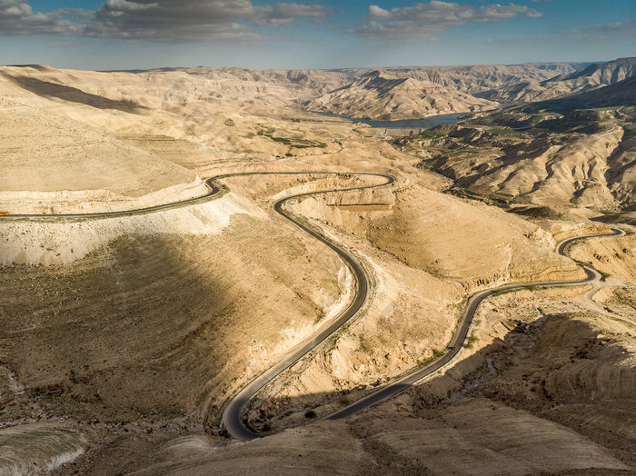 全景视图的王高速公路提升的路北的Wadi穆吉布储层约旦