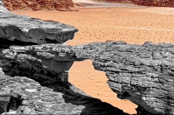侵蚀形成石头桥黑色的和白色疏远了与彩色的背景和摘要效果的自然储备Wadi空间约旦中间东