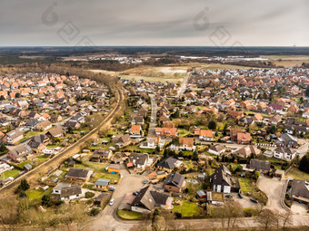 空中照片村德国交叉单向的铁路行与灰色天空的背景使与无人机