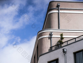 摘要<strong>照片</strong>的外观大建筑与三个落水管为<strong>雨水</strong>流动从的屋顶德国