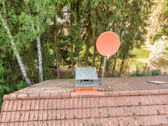 检查的卫星菜房子与无人机空中照片从的屋顶分离房子空气摄入