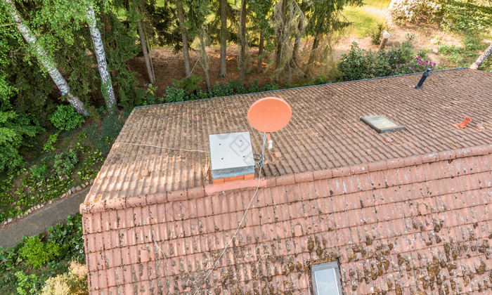 飞越领空的屋顶分离房子检查的条件的卫星天线为的接待电视和互联网空中视图使与无人机