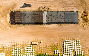 空中视图农场仓库垂直拍摄轮青贮饲料包包装衬托使与无人机