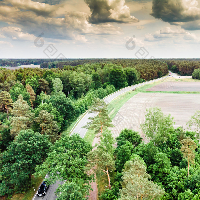 空中视图国家路北部德国附近像与森林的前景和的左一边字段和梅多斯正确的的路使与无人机