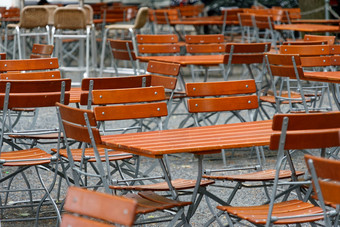 没人住的椅子和表花园餐厅与表格腿和椅子腿使铁和木上衣德国