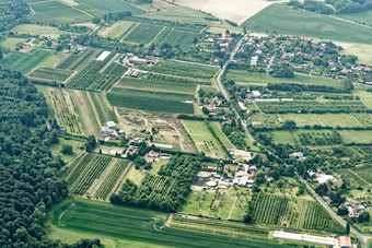 城市扩张的北德国与小农田道路房子商业企业和不连贯的林地空中视图