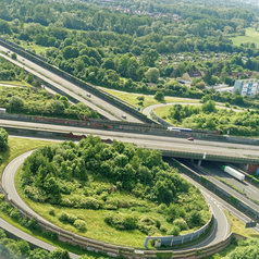 空中视图从小飞机的高速公路的北的城市布伦瑞克德国