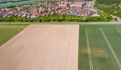 空中视图郊区的郊区沃尔夫斯堡德国与梯田房子半独立屋房子和分离房子耕地土地的前景使与无人机