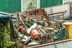 垃圾废和浪费丑陋的脏垃圾容器长适合海运的船的港口执事