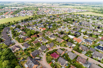 空中视图郊区与分离房子半独立屋房子和梯田房子与小前面花园和绿色草坪北部德国传统的结算