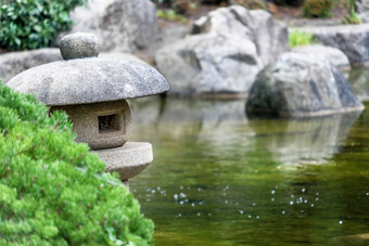 池塘<strong>日本</strong>花园与<strong>传统</strong>的石头<strong>灯笼</strong>的前景低深度场