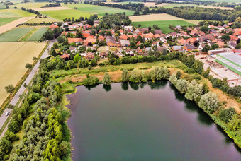 空中视图小德国村后面人工湖哪一个是创建沙子矿业为混凝土植物使与无人机